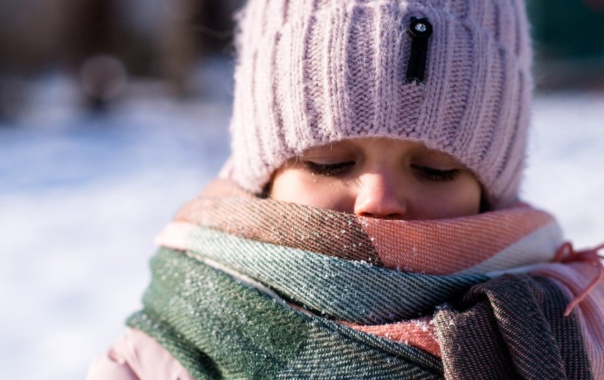 Для того чтобы не переохладиться, надо пользоваться шарфом или защищаться от холодного воздуха обычной медицинской маской. Фото https://pixabay.com/