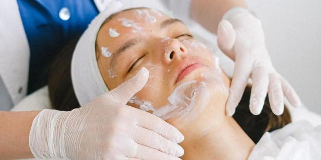 Лечение кожных заболеваний обязательно проводится под контролем специалиста – дерматолога или врача-косметолога.