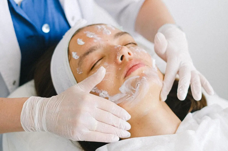 Лечение кожных заболеваний обязательно проводится под контролем специалиста – дерматолога или врача-косметолога. Фото Anna Shvets / pexels.com