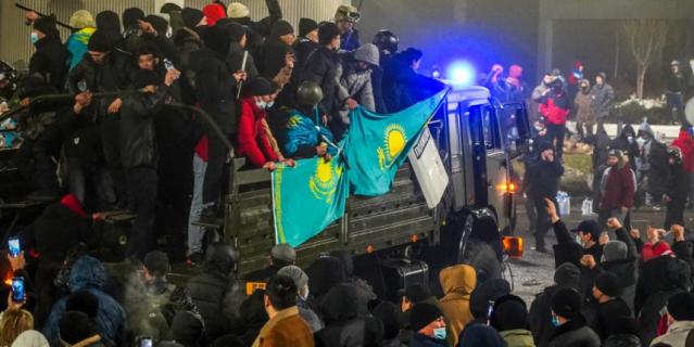 Протестующие в Алма-Ате.