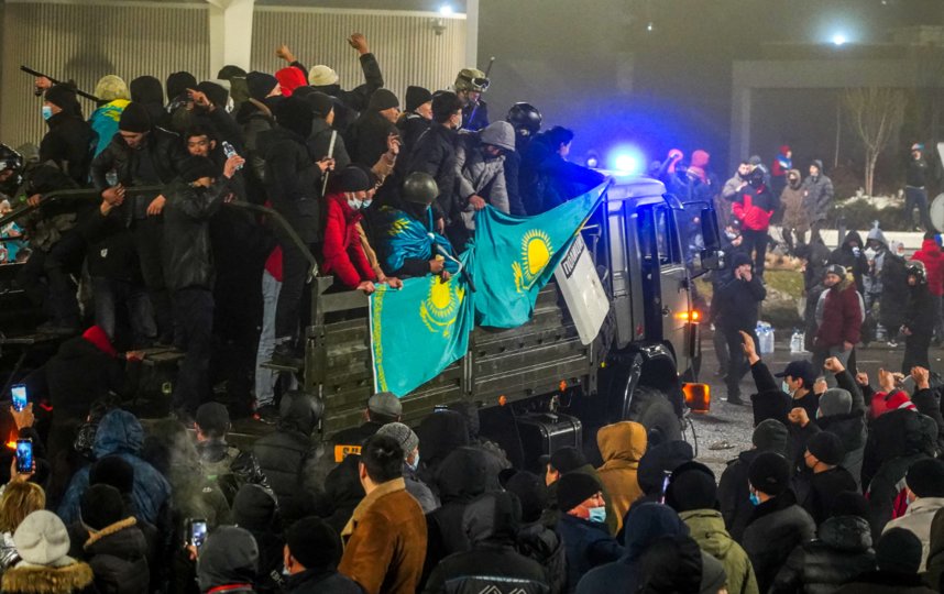 Протестующие в Алма-Ате. Фото РИА Новости