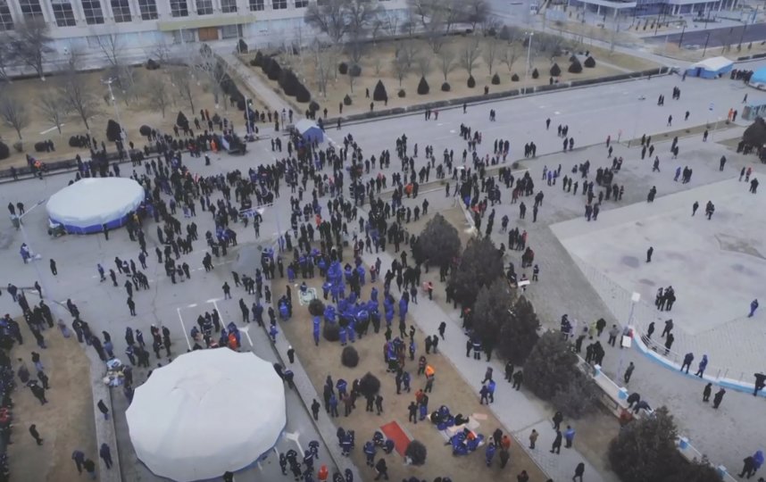 Жители Актау вышли на протесты к местной администрации. Фото РИА Новости