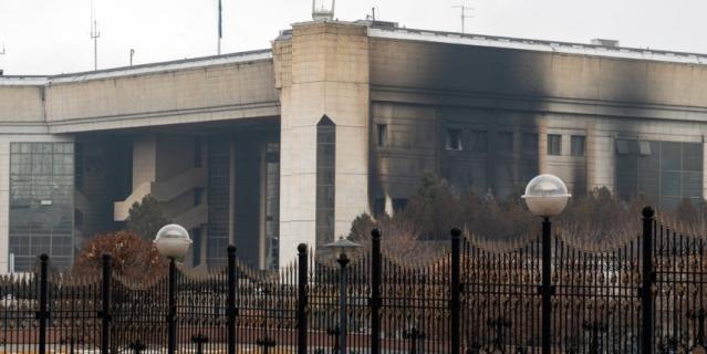 На здании администрации Алма-Аты видны следы поджогов.
