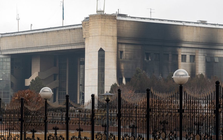 На здании администрации Алма-Аты видны следы поджогов. Фото РИА Новости