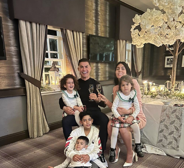 Криштиану Роналду с семьей. Фото Скриншот Instagram.