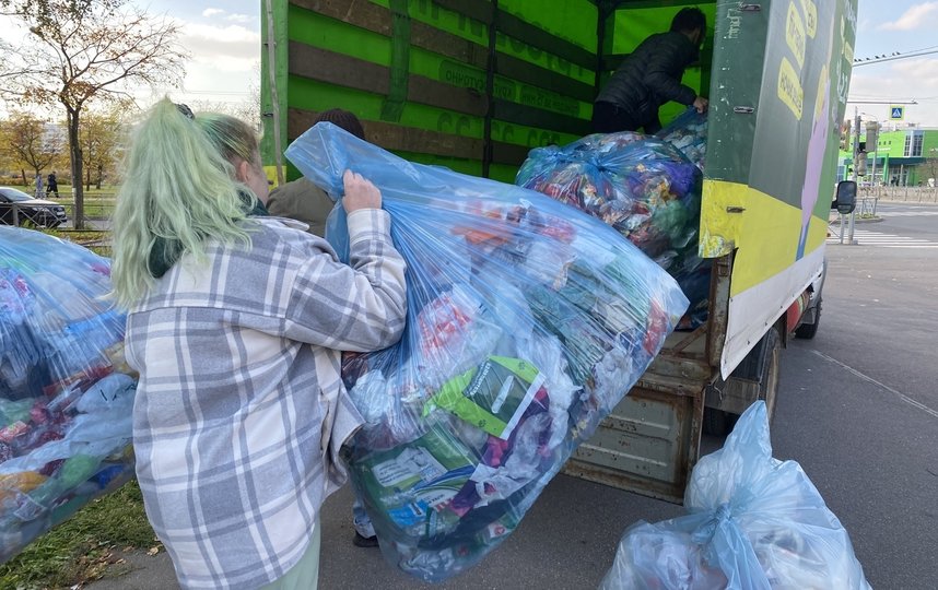 Петербургские волонтеры сообщества "За Наш Лес" за три года существования собрали около 30 тонн мусора и высадили сотни саженцев деревьев. Фото vk.com/forourforest
