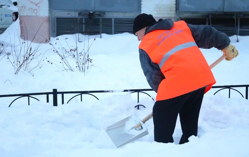 На детских площадках снега наметает столько, что без временных дворников не обойтись. Фото Пресс-служба Калининского района