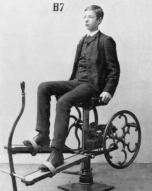 В каком-то смысле этот аппарат можно назвать прообразом велотренажера. Фото Архив шведского национального музея науки и техники Tekniska museet.