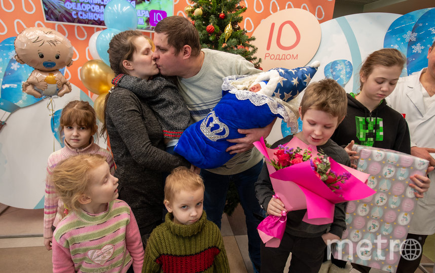 Забирать маму и "юбилейного" младенца из роддома приехали муж и шестеро детей. Фото Святослав Акимов, "Metro"