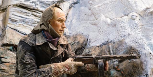 Главным героем эпизода, посвящённого боям в горах Кавказа, стал знаменитый петербургский альпинист Михаил Бобров.