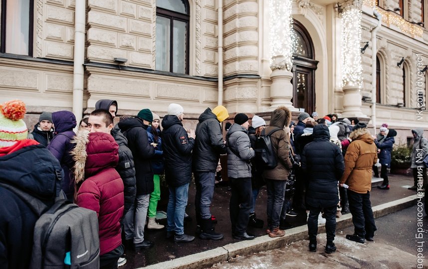 Возле Дворца бракосочетания в Петербурге выстроилась огромная очередь. Фото Дмитрий Сермяжко