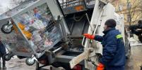 Дефицит техники и запаркованные дворы: Metro разобралось в причинах мусорного коллапса в Петербурге