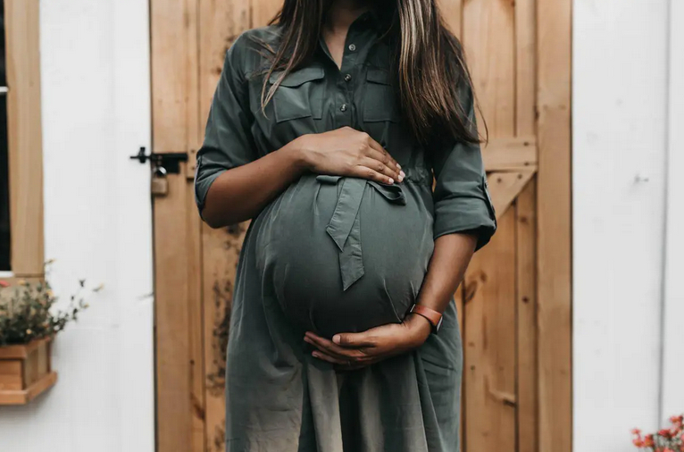 Во время беременности можно проводить только эстетические и уходовые процедуры. Фото  Camylla Battani / unsplash.com