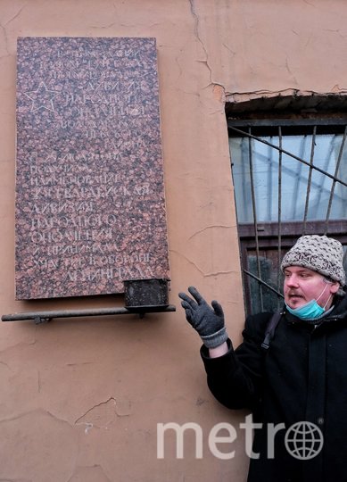 Историк Андрей Кулик рассказывает о том, как на доме появилась мемориальная доска. Фото Алена Бобрович, "Metro"