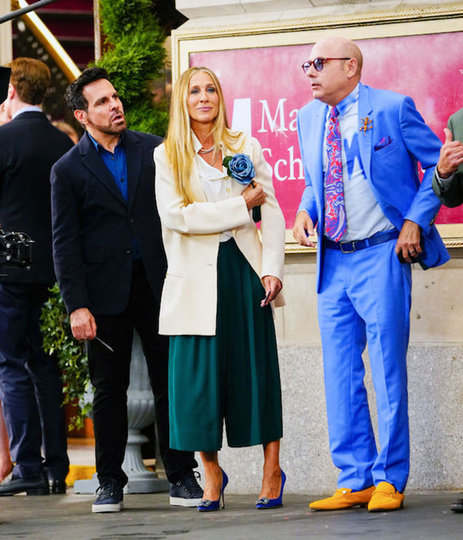В конце первого эпизода Кэрри, как будто бы символично, обута в те самые синие Маноло. Для нее это не просто туфли, а символ их с Бигом любви. Фото Кадр из сериала.