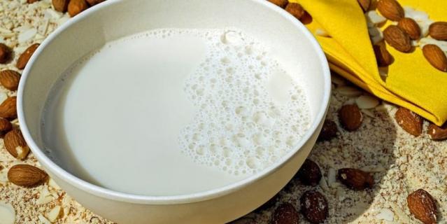 Растительное молоко можно приготовить в домашних условиях.