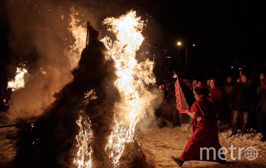 Верующие сжигают в костре весь негатив, накопившийся за год. Фото Алена Бобрович, "Metro"