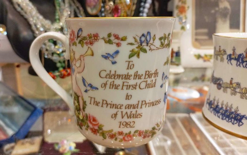 Поклонники Елизаветы II пьют чай из «королевского» фарфора. Фото Pixabay