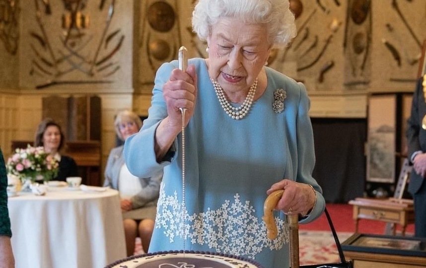 Королеве Елизавете II подарили праздничный торт. Фото The Telegraph