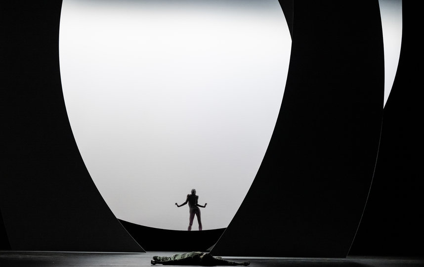 Двухактный балет Жана-Кристофа Майо «Coppel-i.A.» увидел свет в первые дни пандемического 2020 года на сцене Форума Гримальди и сразу был назван критиками хореографическим шедевром. Фото Предоставлено оргнизаторами