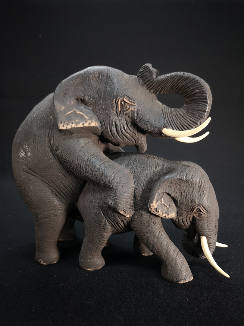 Это скульптура африканских слонов, у которых бивни есть и у самцов, и у самок. Фото фото предоставлены Павлом Глазковым