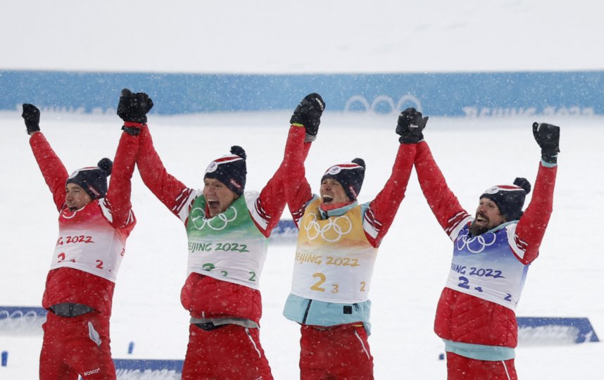 Российские лыжники Алексей Червоткин, Александр Большунов, Денис Спицов и Сергей Устюгов (слева направо) празднуют историческую победу в олимпийской мужской эстафете. До этого побеждали только советские эстафетчики. Преимущество над норвежцами составило 1 минуту 7,2 секунды. Фото AFP