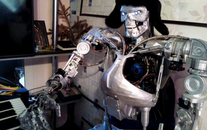 Александр собирает робота дома, после работы, тратя на него почти всю зарплату. Фото Александр Осипович