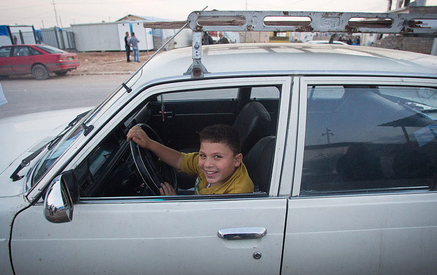 По законодательству РФ несовершеннолетним нельзя садиться за руль. Фото Getty
