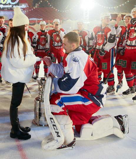 После церемонии награждения вратарь «химиков» Влад прямо на льду сделал предложение своей девушке Елизавете. Фото Василий Кузьмичёнок