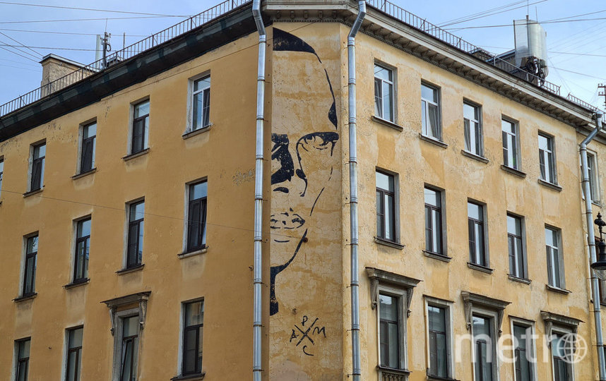 Граффити с Хармсом на улице Маяковского в Петербурге заменят на световую проекцию
