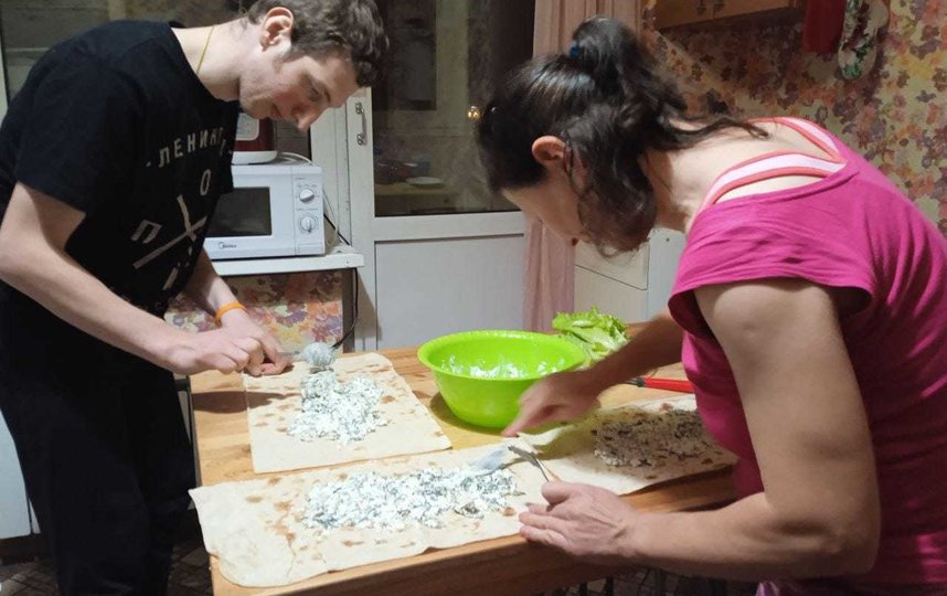 Елена и Эмиль вместе готовят еду. 