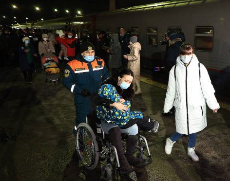 Жители ЛНР и ДНР покидают свои дома. Фото Getty