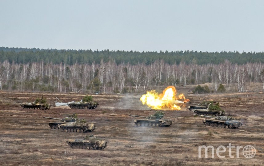 В бой пошли танки и БТР. Фото Фото автора., "Metro"