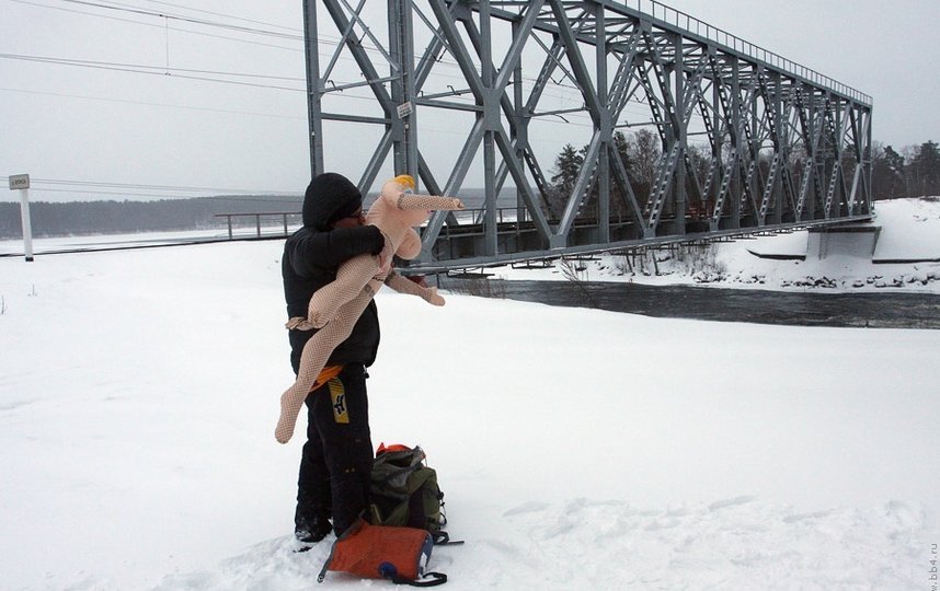 Участники в сопровождении надувных резиновых женщин совершат зимний заплыв по Лосевскому порогу. Фото https://vk.com/bubblebabachallenge