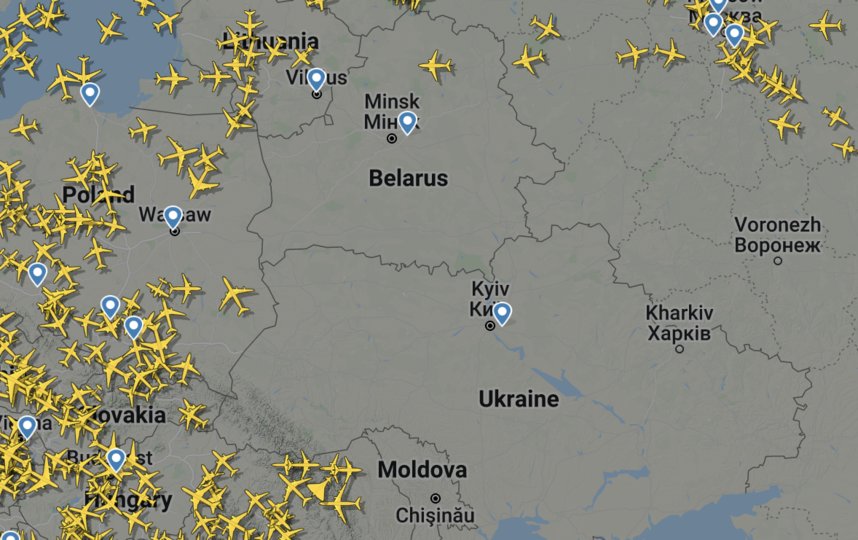 Воздушное пространство над Украиной, Белоруссией и некотрыми прилегающими российскими регионами уже закрыто. Фото скриншот с сервиса Flightradar24