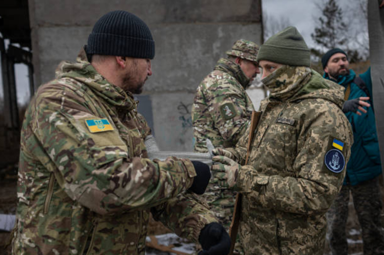 На Украине раздают оружие мирному населению. Фото Getty