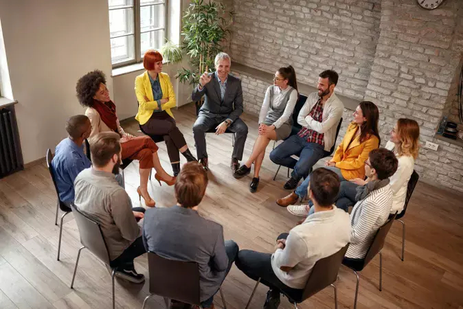 В группы психологической взаимопомощи приходят люди, переживающие схожие проблемы и состояния. Shutterstock. 