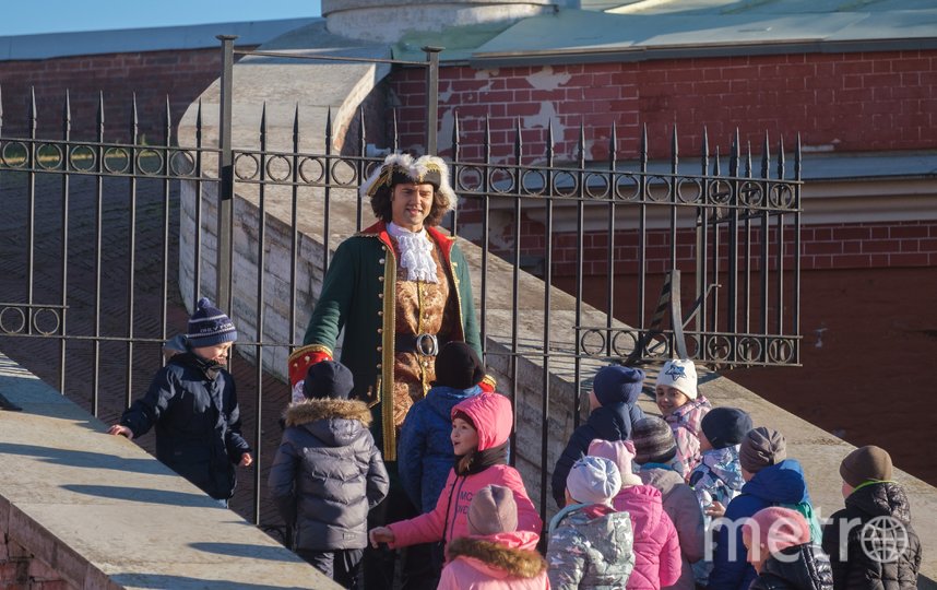 Царь показывает детям Петропавловскую крепость. Фото Алена Бобрович, "Metro"