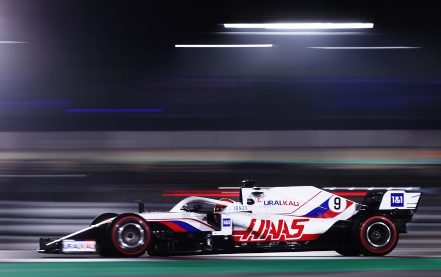 Ноябрь 2021 года. Российский пилот Haas Никита Мазепин выступает на Гран-при Катара. По итогам гонки он занял лишь 18-е место и жаловался, что машина плохо поворачивалась. Фото Getty