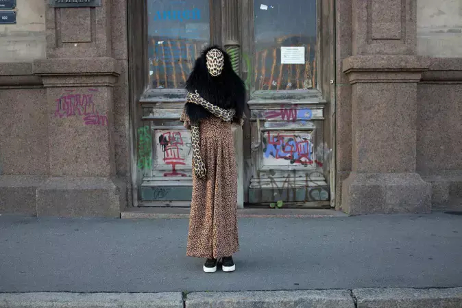 Серафима – она же Зверь – надела костюм, чтобы прогуляться по городу. Фото Ольга Фролова/VK/olgafrolova_ph.