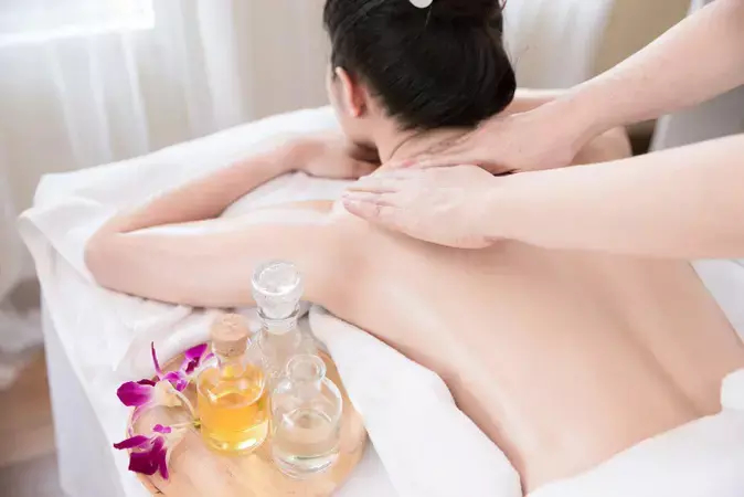 Эфирные масла усиливают действие массажа для лица и тела. Shutterstock. 
