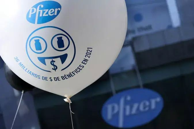 Фармацевтический гигант Pfizer в числе прочих заявил, что приостанавливает клинические испытания своих препаратов в РФ. KENZO TRIBOUILLARD. Фото AFP