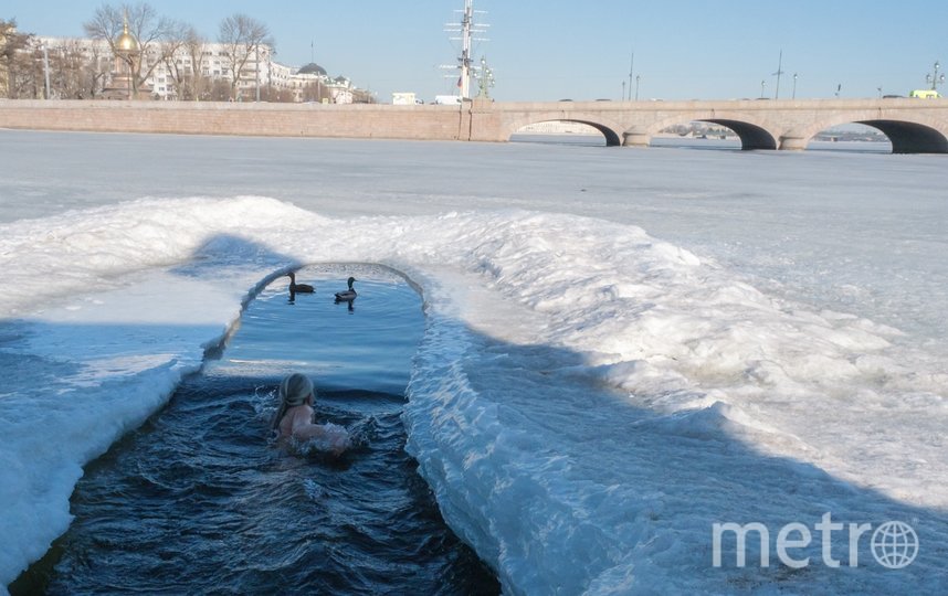 Самые закаленные отправляются в воду, чтобы охладиться. Фото Алена Бобрович, "Metro"