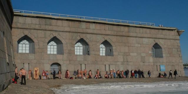 Пляж у Петропавловской крепости - излюбленное место для принятия солнечных ванн.