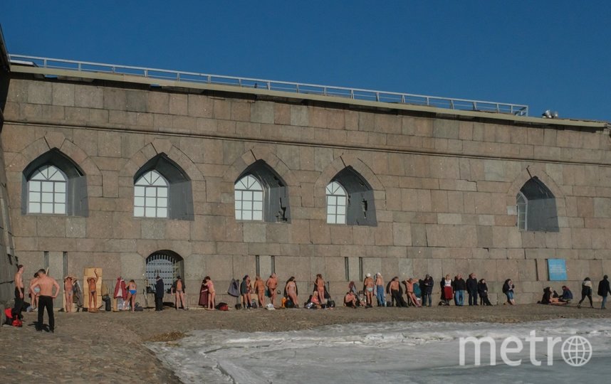 Пляж у Петропавловской крепости - излюбленное место для принятия солнечных ванн. Фото Алена Бобрович, "Metro"