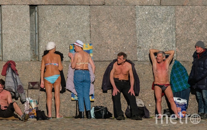 Пляж у Петропавловской крепости - излюбленное место для принятия солнечных ванн. Фото Алена Бобрович, "Metro"