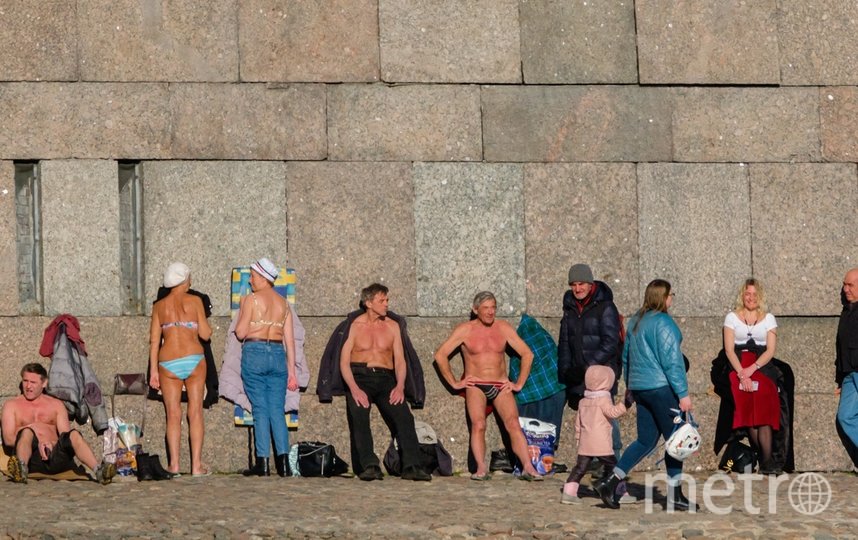 Среди загорающих преимущественно люди старшего поколения. Фото Алена Бобрович, "Metro"