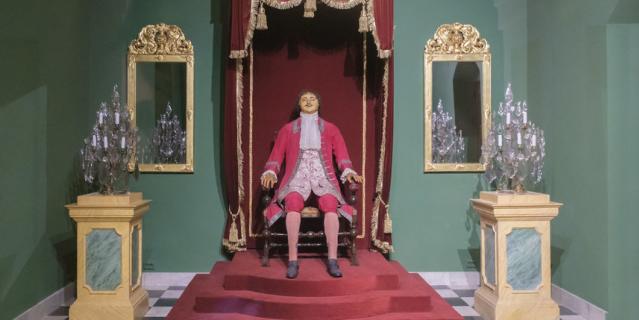 Сразу после смерти императора Растрелли снял с его лица гипсовую маску и сделал слепки с кистей рук и ступней ног. По ним в 1725 году была создана восковая персона Петра I.
