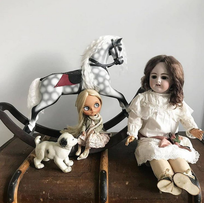 Существуют и уменьшенные версии качалок – коллекционные кукольные лошадки. 