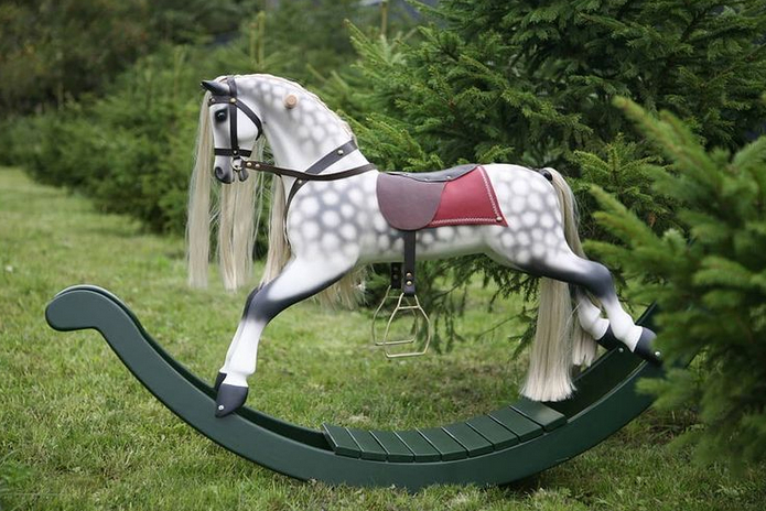 Традиционных английских лошадок-качалок изготавливают из массива бука | фото предоставлено героями публикации. 